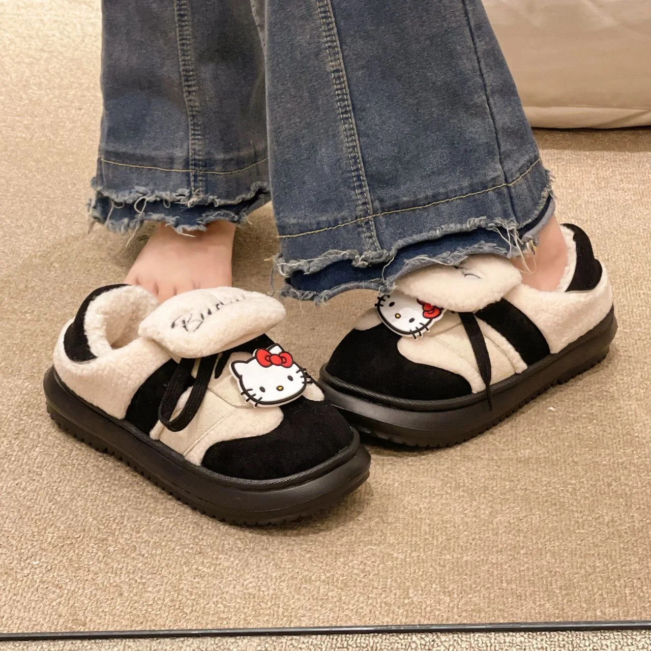 Scarpe sportive in cotone di lana d'agnello con cinturino in velcro Hello Kitty da donna in velluto invernale nuove scarpe da pane calde scarpe casual da donna