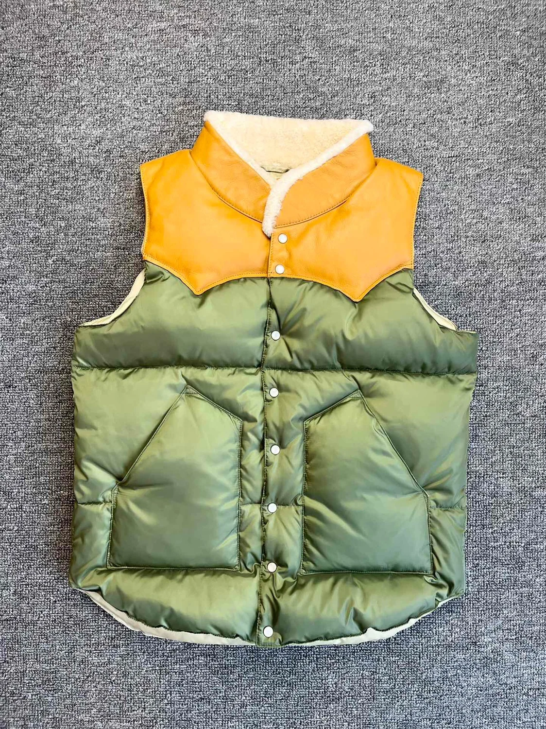 

Color matching American retro tooling wind warm windproof vest