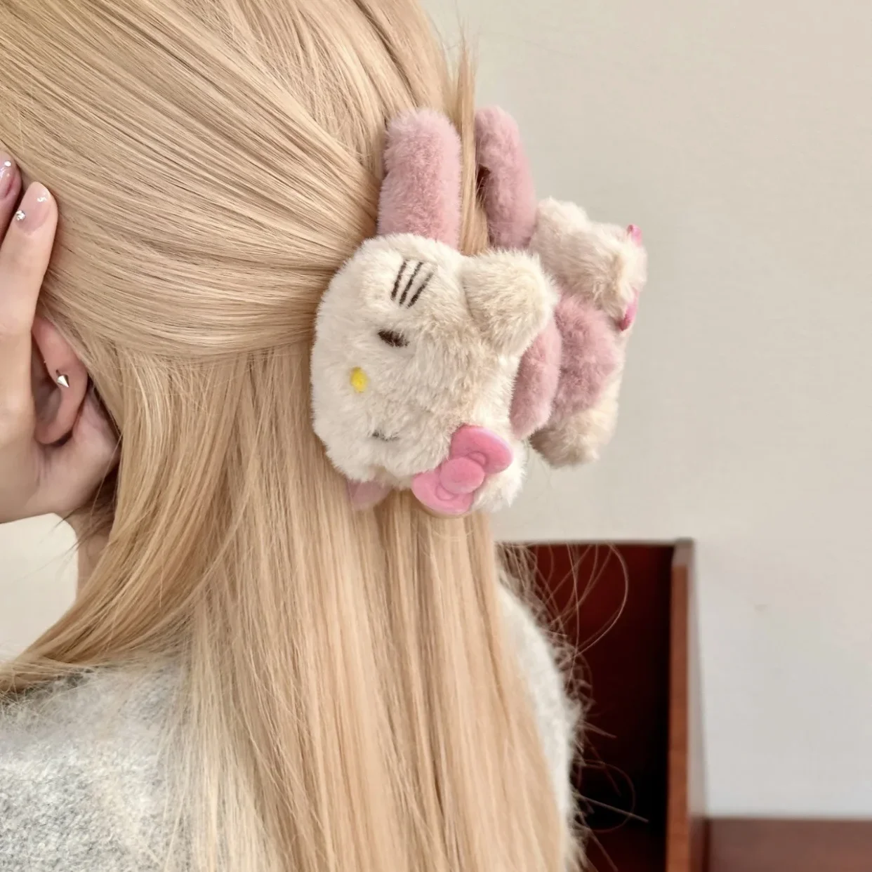 Hello Kitty New sweet girl double-sided kt bow plush scratch clip cartoon cute shark clip High-value hair clips hair accessorie image 2