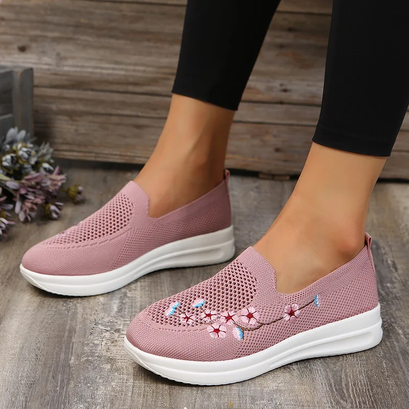 Appartamenti ricamati morbidi da donna scarpe da ginnastica con plateau lavorate a maglia traspiranti estive donna scarpe Casual con fiori in stile cinese Plus Size 43