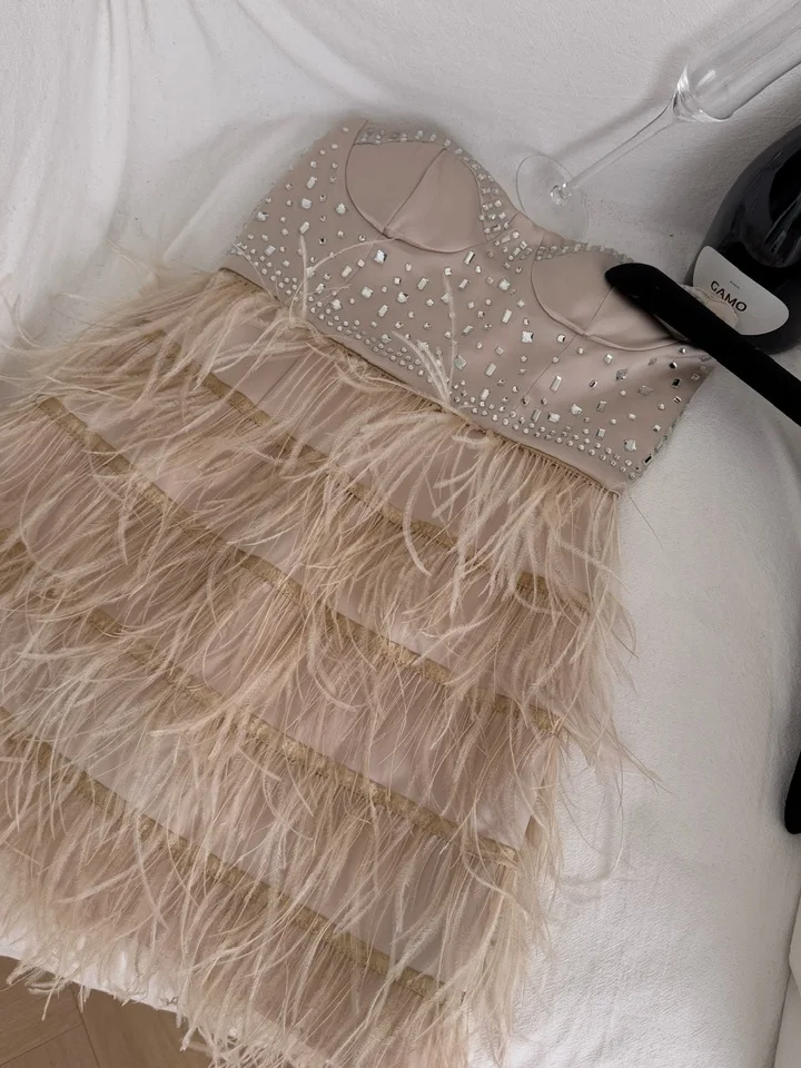 Ele Vestido de gala con hombros descubiertos Dr Faion Falda acampanada de cintura alta para mujer Detalle de plumas de lentejuelas No-Sve Cumpleaños Dr