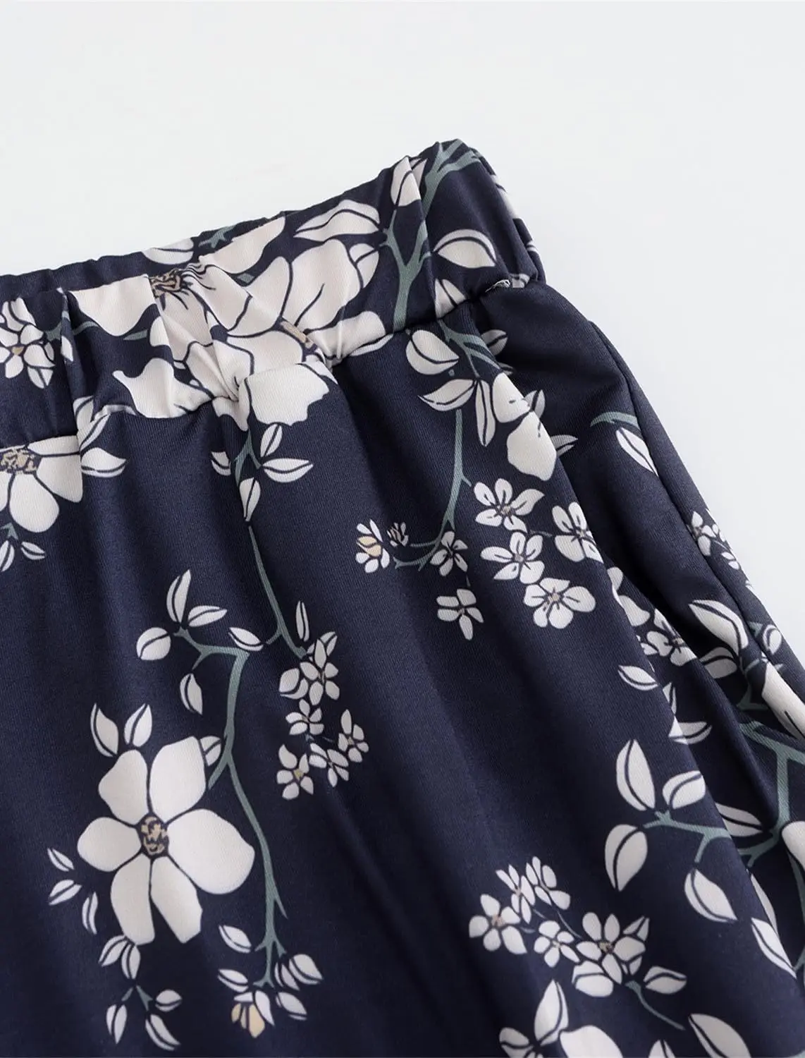 QCIV Ensembles de pyjama pour femme avec col en V, haut à manches courtes et pantalon capri avec poches, ensemble de vêtements de nuit deux pièces