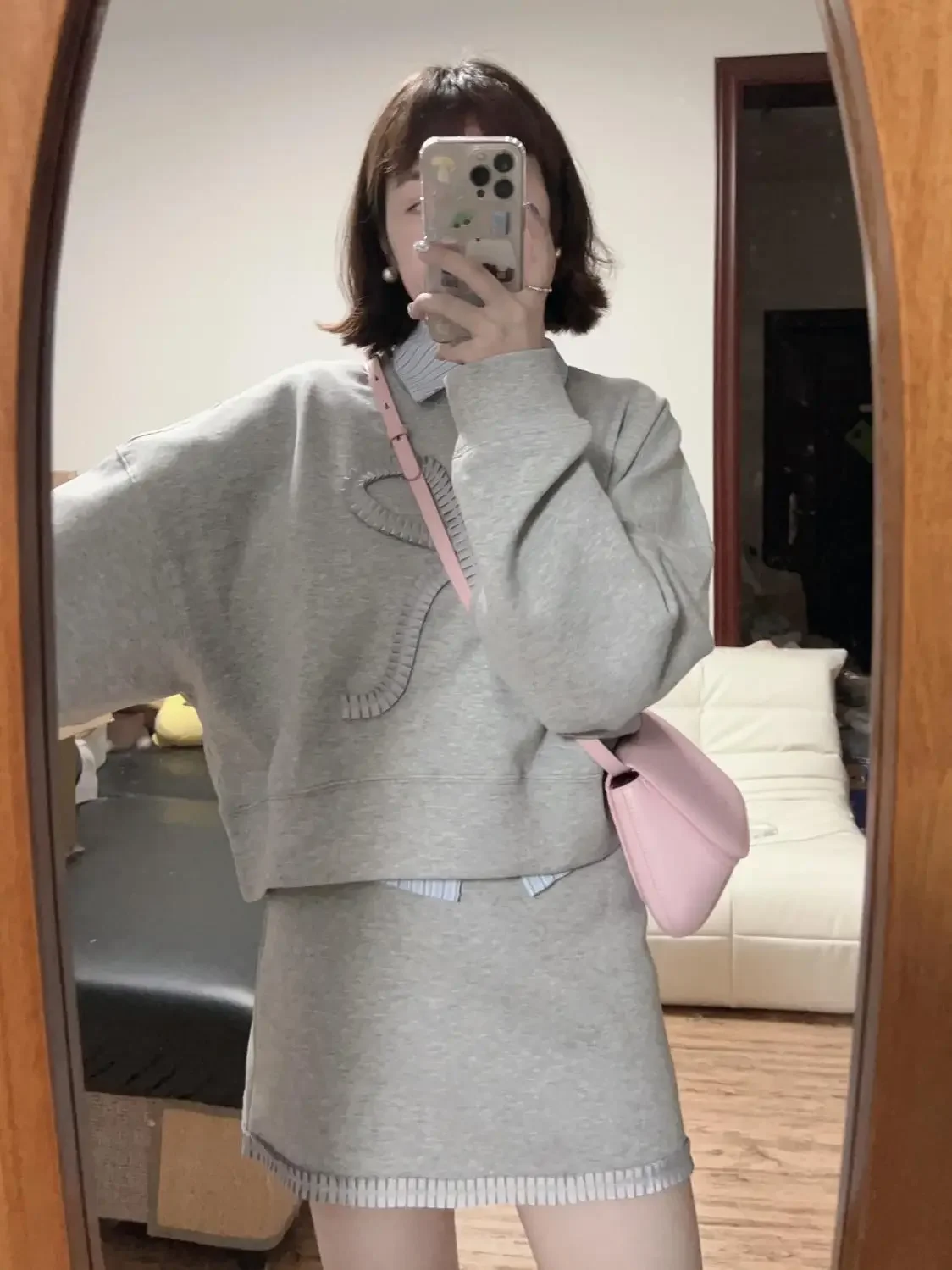 2025 Autunno Nuova moda coreana Set di gonne a tre pezzi Felpa pullover a maniche lunghe o collo + Camicia a righe + Minigonna a linea
