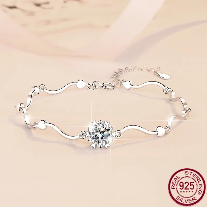 

New S925 pure silver necklace with snowflake design for women; fashionable D color 1 carat moissanite wedding jewelry.