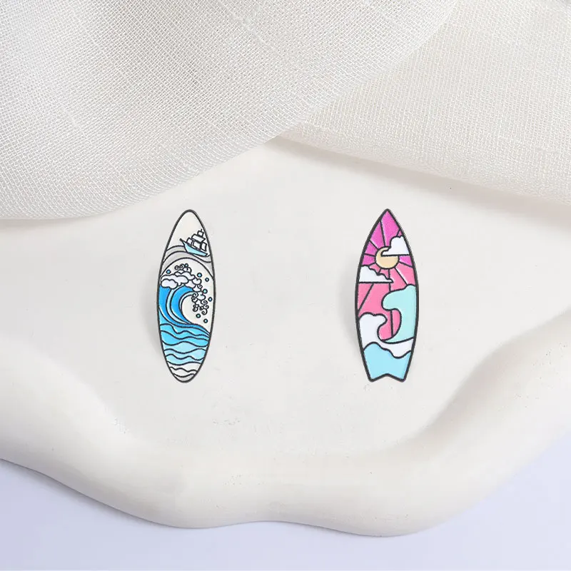 Cartoon-Ozean-Sonnenuntergang-Surfbrett-Emaille-Pin, Sommer-Strand-Ozeanwellen-Segelboot- und Sonnenuntergang-Himmel-Design-Brosche, Taschen-Revers-Abzeichen-Schmuck – Detail 8
