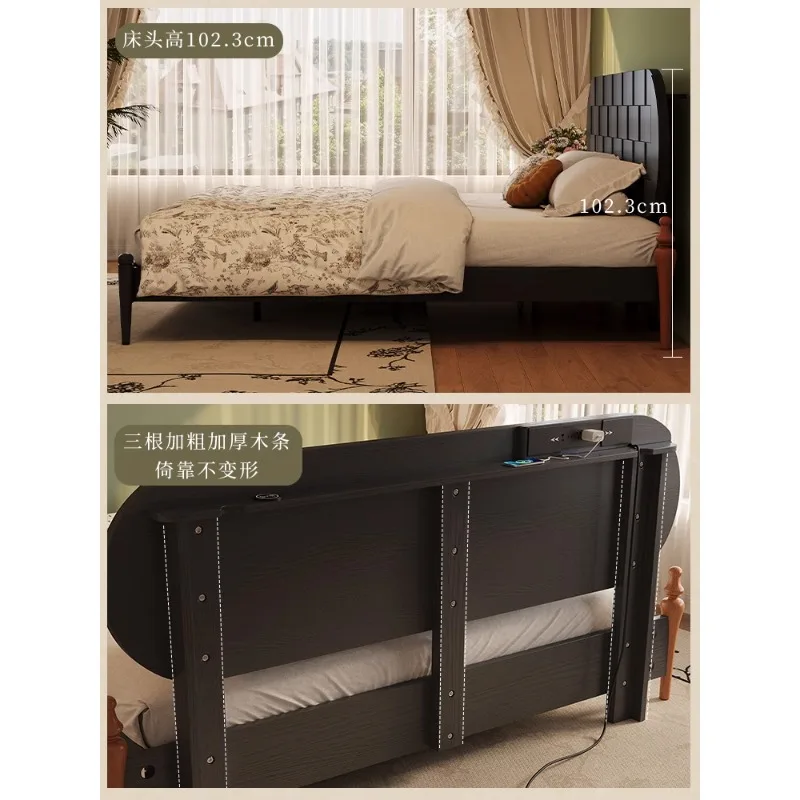 سرير أسود من الخشب الصلب بالكامل، شقة صغيرة فرنسية قديمة، غرفة نوم رئيسية، سرير مزدوج بسيط من خشب الرماد العتيق