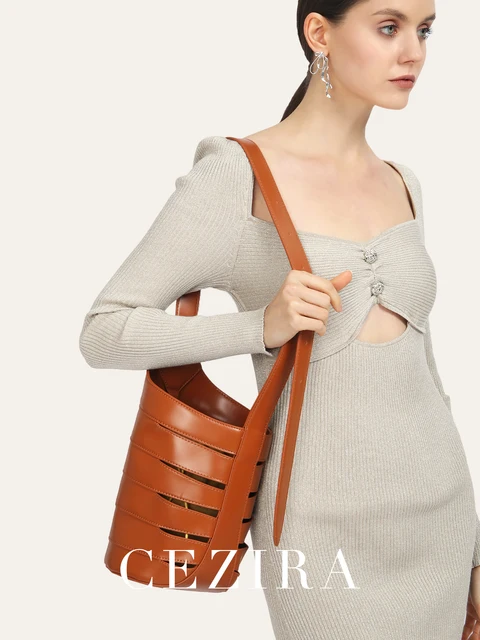 Projektant marki PU Vegan Leather Shoulder Bag Women Wide Strap Drawstring Liner Luxury Fish bone Shaped Bucket Handbag Hollow Out