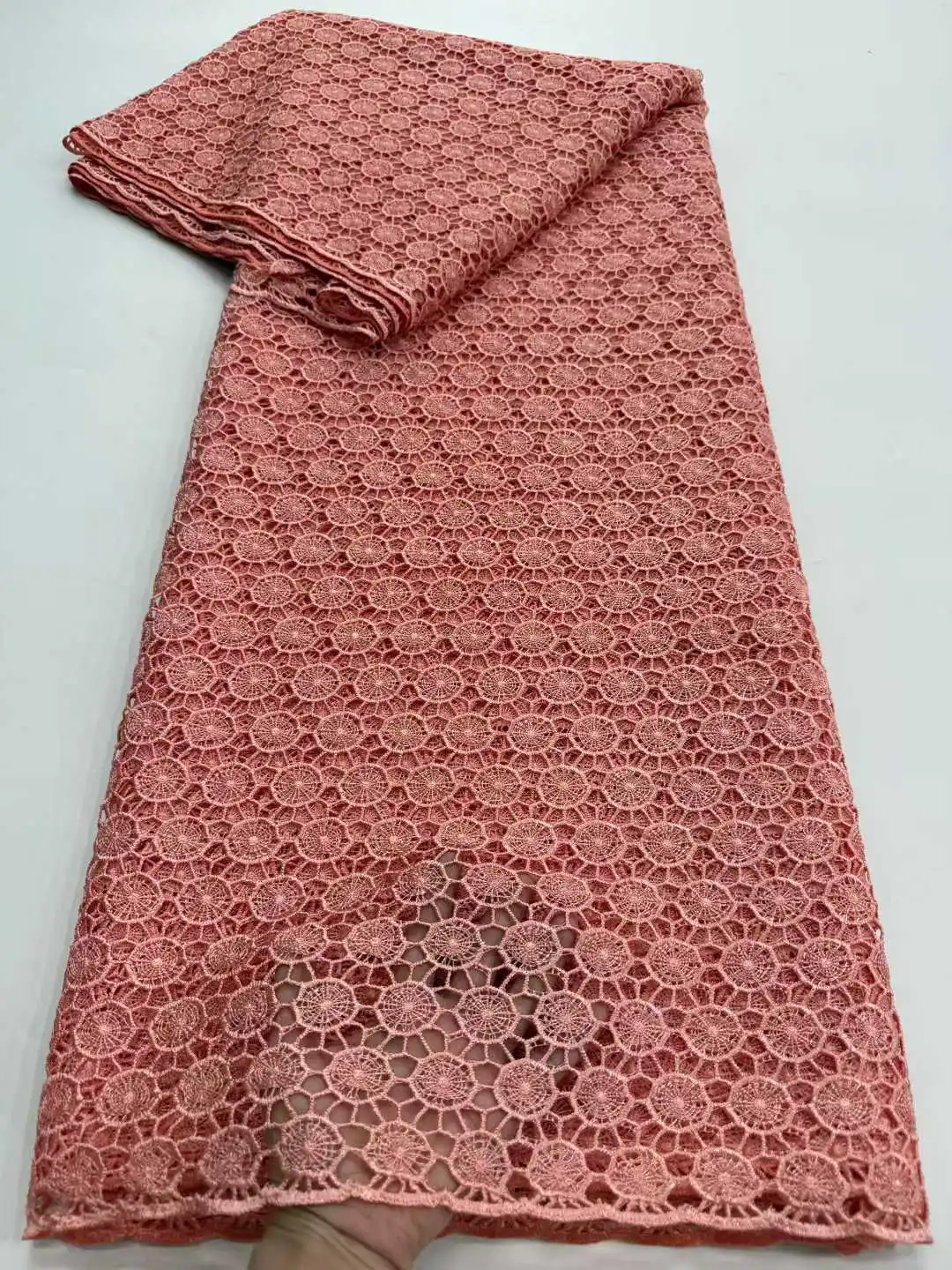 

Африканская молочная шелковая ткань с водорастворимым кружевом 2026, высококачественная молочная шелковая нигерийская сетчатая кружевная ткань для свадебного платья