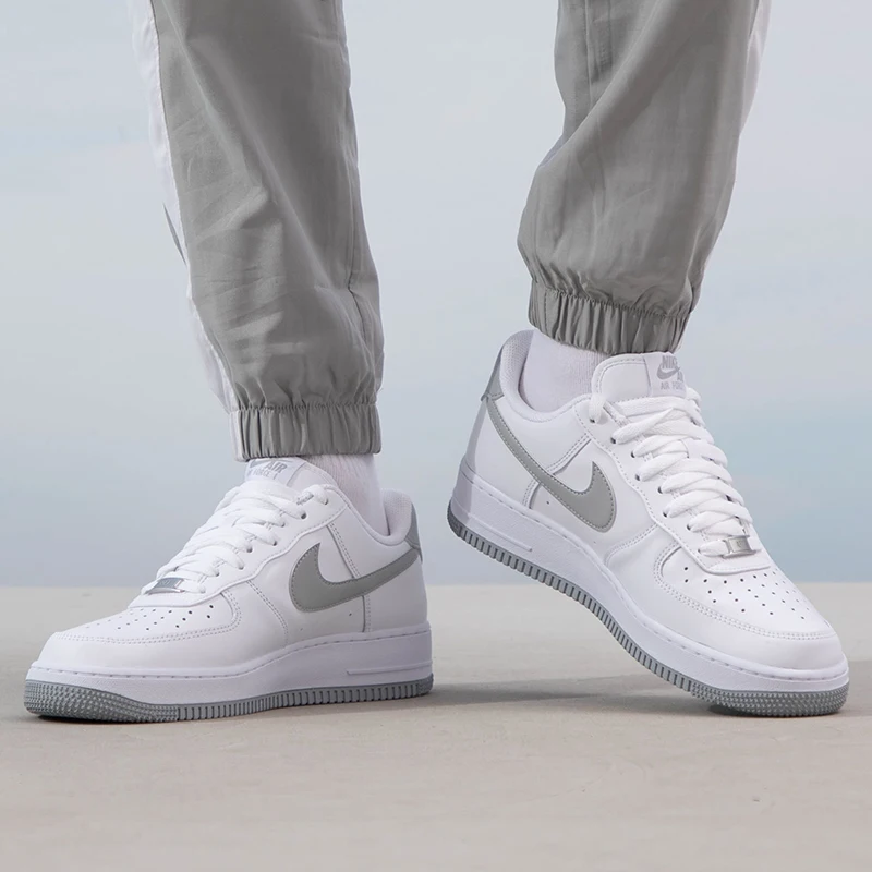 Nike AIR FORCE 1 '07 รองเท้าผู้ชาย 2024 ฤดูใบไม้ร่วงแนวโน้มแฟชั่นยอดนิยมสบายเบาะกีฬารองเท้าลําลอง FJ4146-100