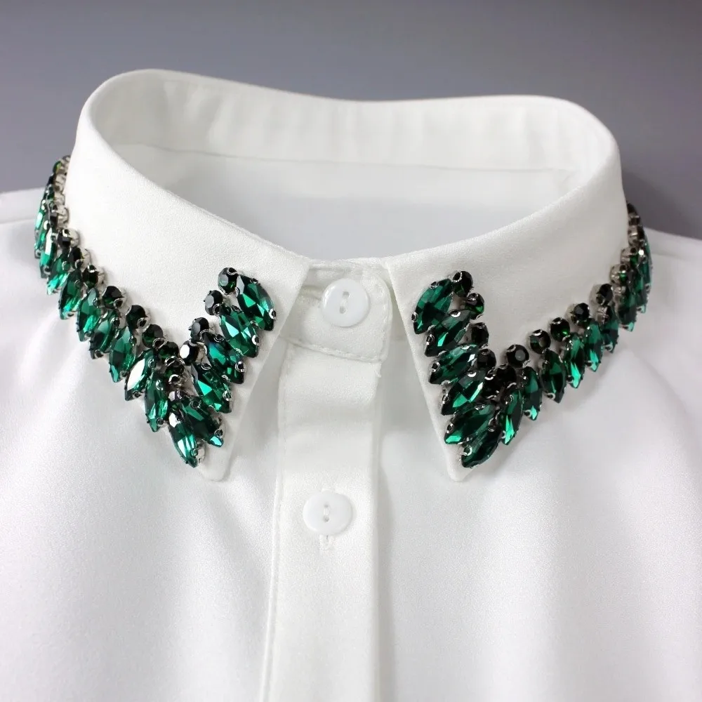 colarinho-falso-de-chiffon-branco-com-decoracao-de-strass-e-detalhes-em-contas-feitos-a-mao-colarinho-destacavel-com-detalhe-de-botao-estilo-lapela