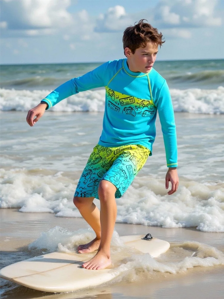 

Детский купальник для мальчиков 2026: Новинка, голубой, с длинными рукавами, принт игровой консоли, летний комплект из двух предметов, пляжный костюм с шортами