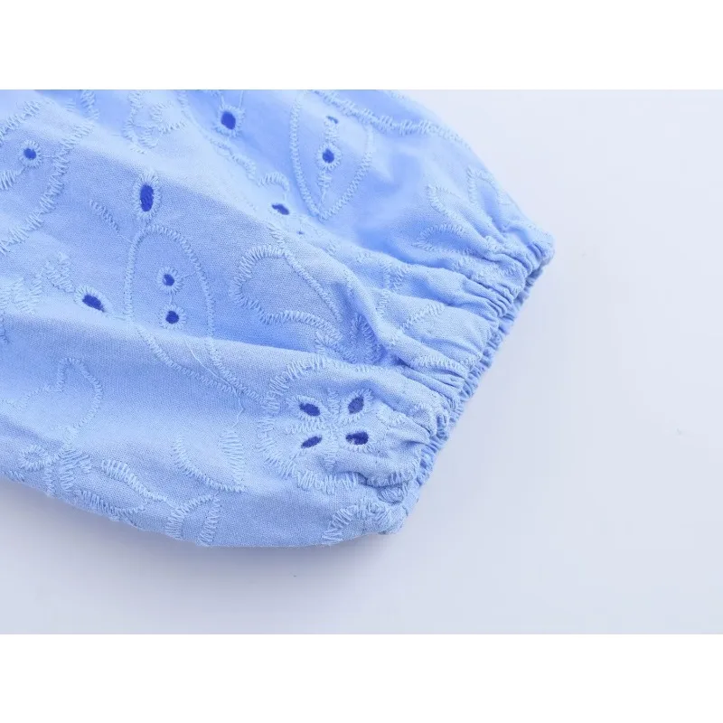 فستان نسائي صيفي موديل 2025 مطرز بفتحة زرقاء فاتحة وفتحة رقبة على شكل V وأكمام منتفخة وحزام خصر وإبزيم دائري فستان قصير