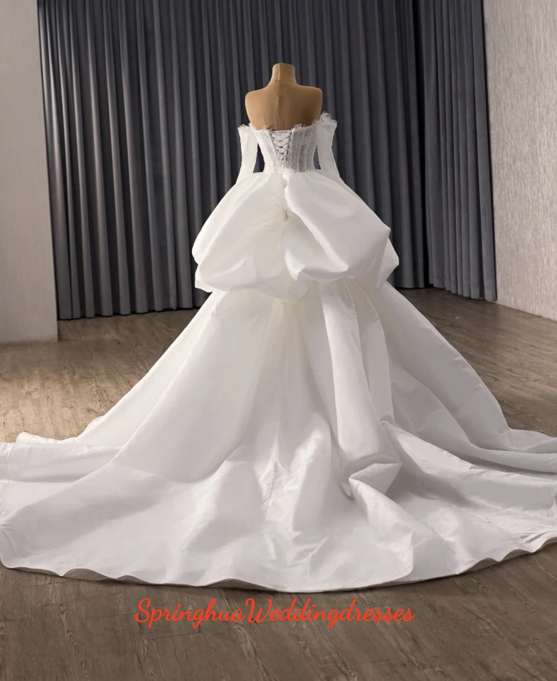 Customized Court Train Customzied Luxury A-line Wedding Dresses Exquisite Boat Neck Long Sleeves Bridal Gown Bride Dresses