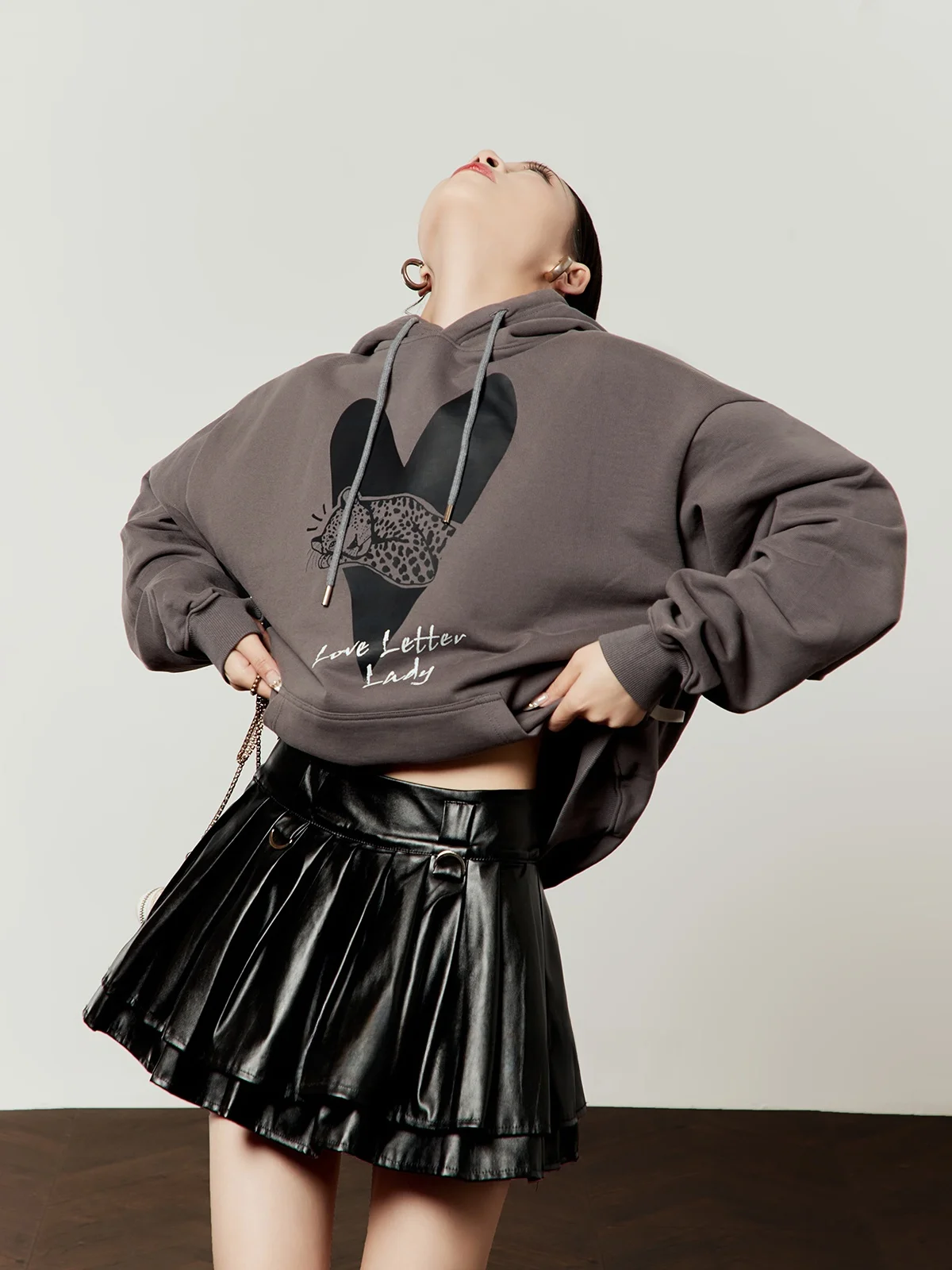 

Свободная женская толстовка в корейском стиле для повседневной носки, осенняя новинка, универсальная, с длинными рукавами, укороченная, с принтом в виде сердца