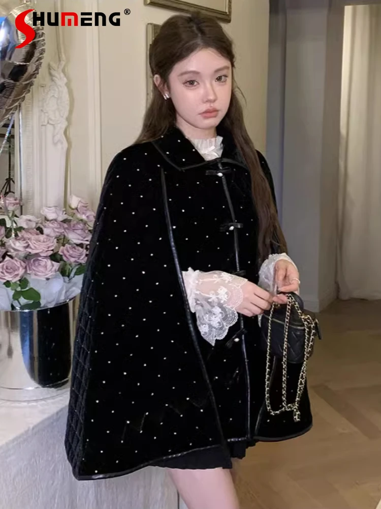 

Women's 2024 Winter New Blingbling Diamonds Black Gold Velvet Bow Pearl Buckle Cape Coats Female Medium Long Thick Capes Coat