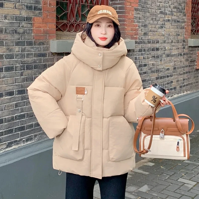 2025 Winter Nieuwe Vrouwen Korte Parka Jas Mode Losse Katoenen Jas Met Capuchon Vrouwen Plus Size 3xl Katoenen Kleding Winter Uitloper
