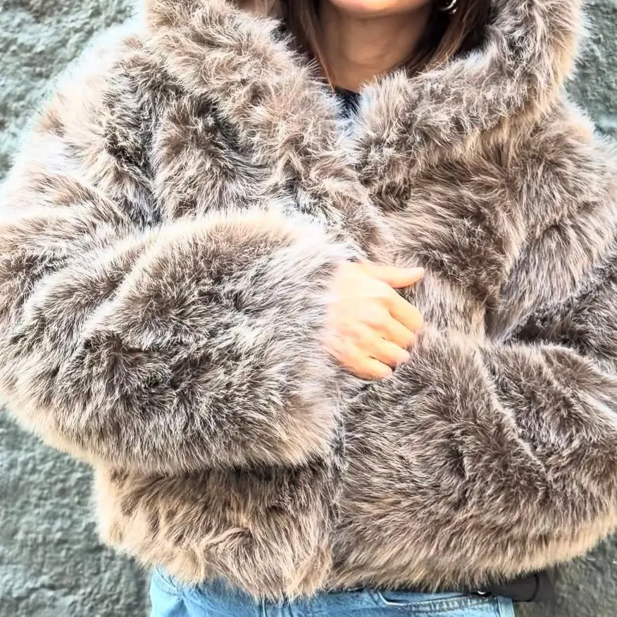 KIDCRKJ الشتاء النساء فو الفراء سترة التدرج الفراء مقنعين سيدة ايكو فو الفراء أبلى مريحة رقيق فو الفراء معطف للإناث