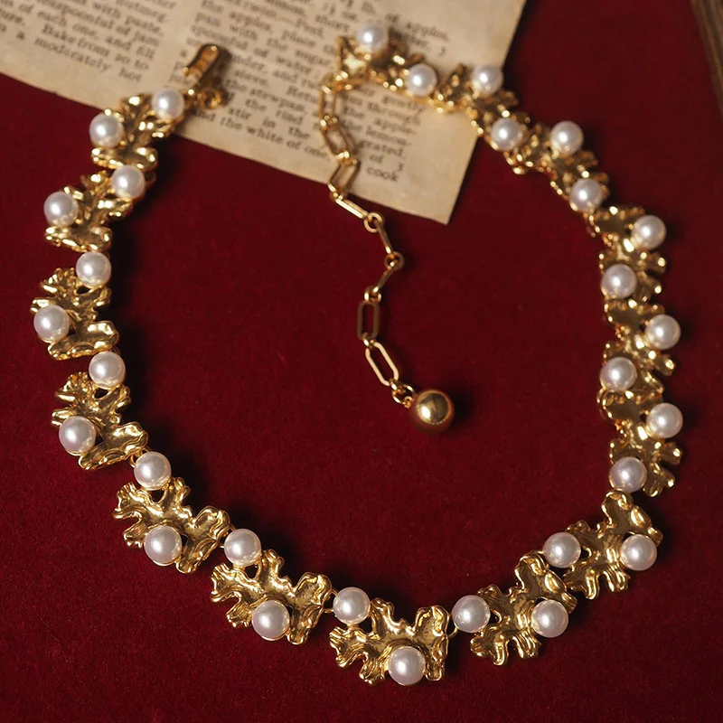 

2025 New Retro-Inspired Birthday Ribbon Lava Pearl Simulant Artisan Necklace - Western-Style Helene Motif Jewelry