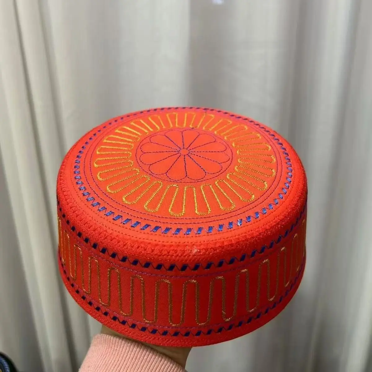 มุสลิมหมวกสีแดงสีดําสําหรับผู้ชายผู้หญิงรอบแบน Saudi ดูไบปักหมวกอิสลามอุปกรณ์เสริมเสื้อผ้าหมวก Casual Hijab