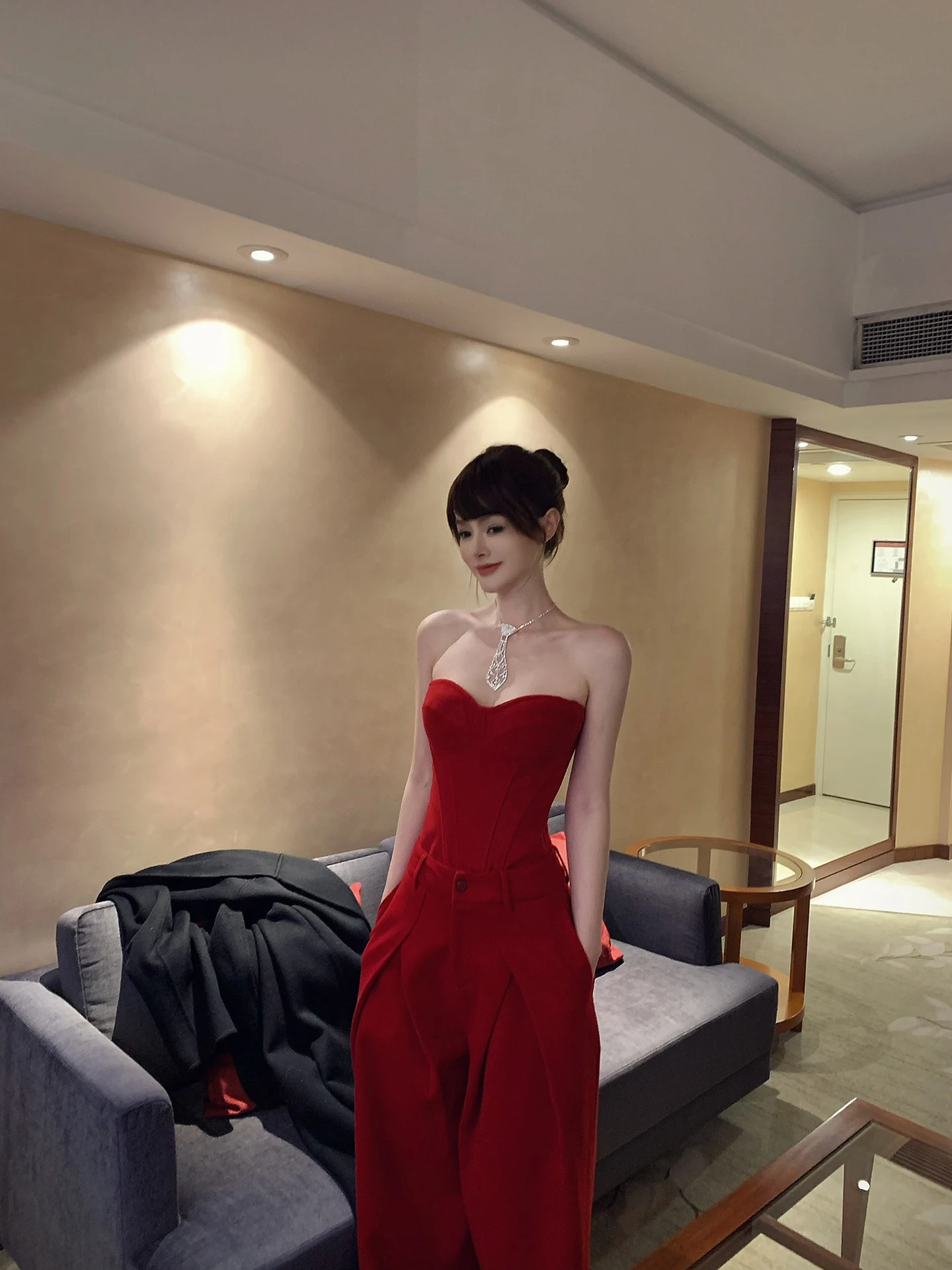 

Костюм Lienni2025: осенне-зимний, универсальный, с вырезами, женский топ на бретелях и облегающие брюки с высокой талией, сексуальный, стильный