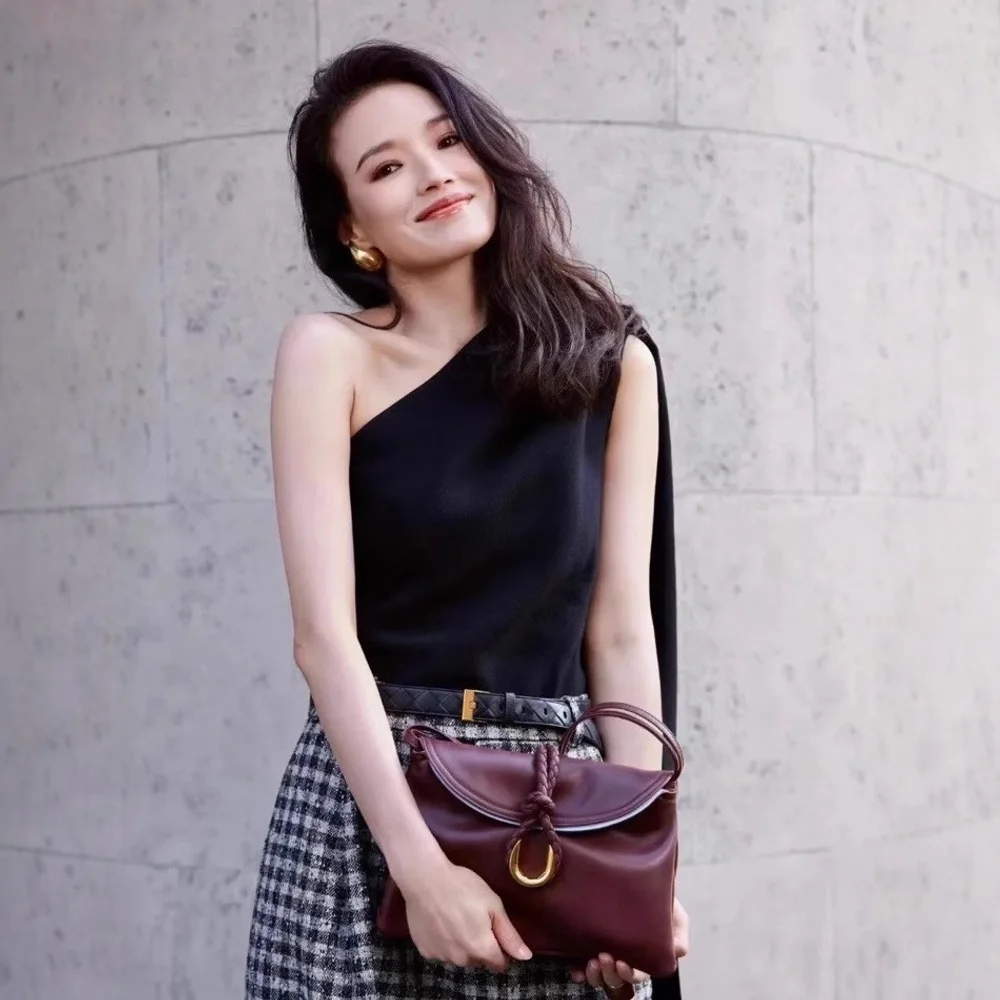 กระเป๋าสะพายข้างแบบใหม่พร้อมฝาปิดสองชั้นและหัวเข็มขัดโลหะ กระเป๋าถือทรงซองจดหมาย