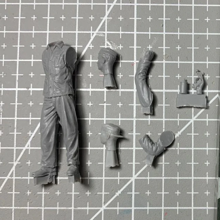 1/35 SOLDIER SPRAY PAINTING Resin Model figure GK Soldier Military theme of WWII Unassembled and unpainted kit