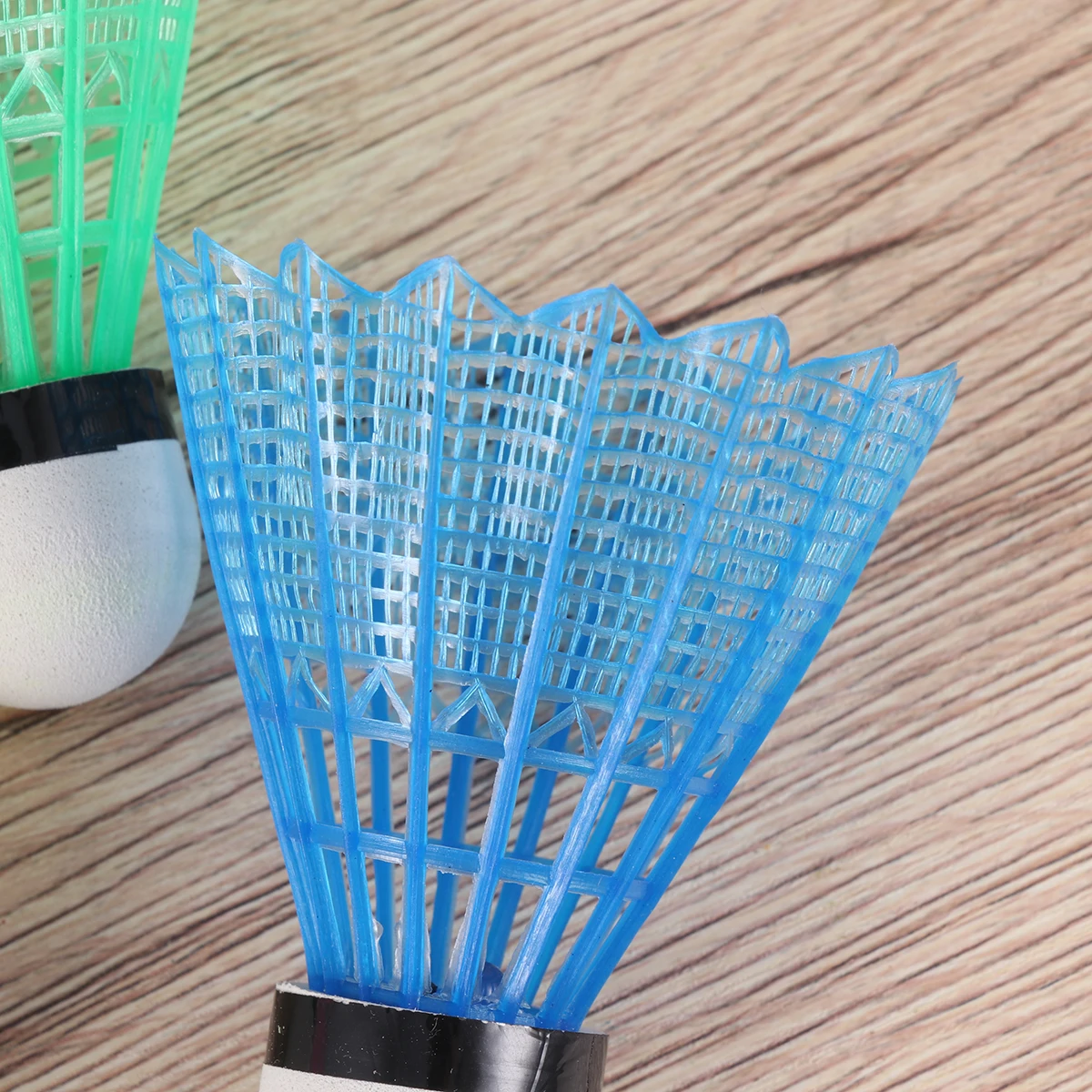 

4 шт. цветные светодиодные прочные шарики для бадминтона, светящийся свет для ночных игр, перезаряжаемые, долговечные, отличные