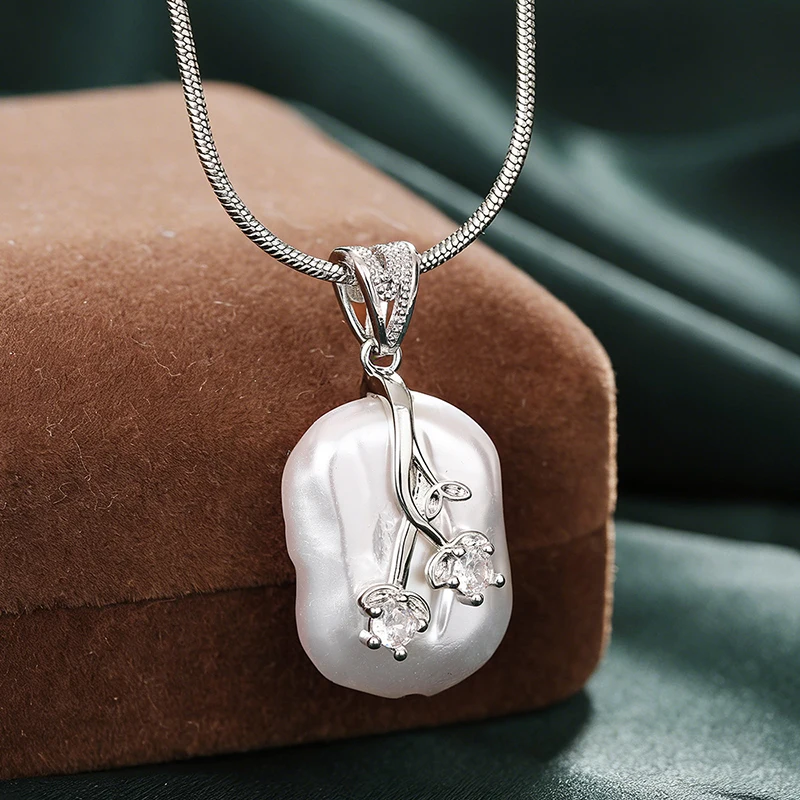 Huitan Damen-Halskette mit Imitationsperlen, frisches Blatt-Design, Hochzeits- und Party-Accessoires, trendiger, eleganter Schmuck mit CZ