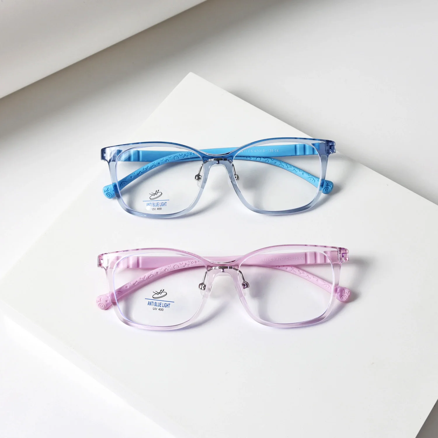 Children’s anti-blue light glasses, customizable round frames, no prescriptions, flat lenses. High-quality, professional-grade,