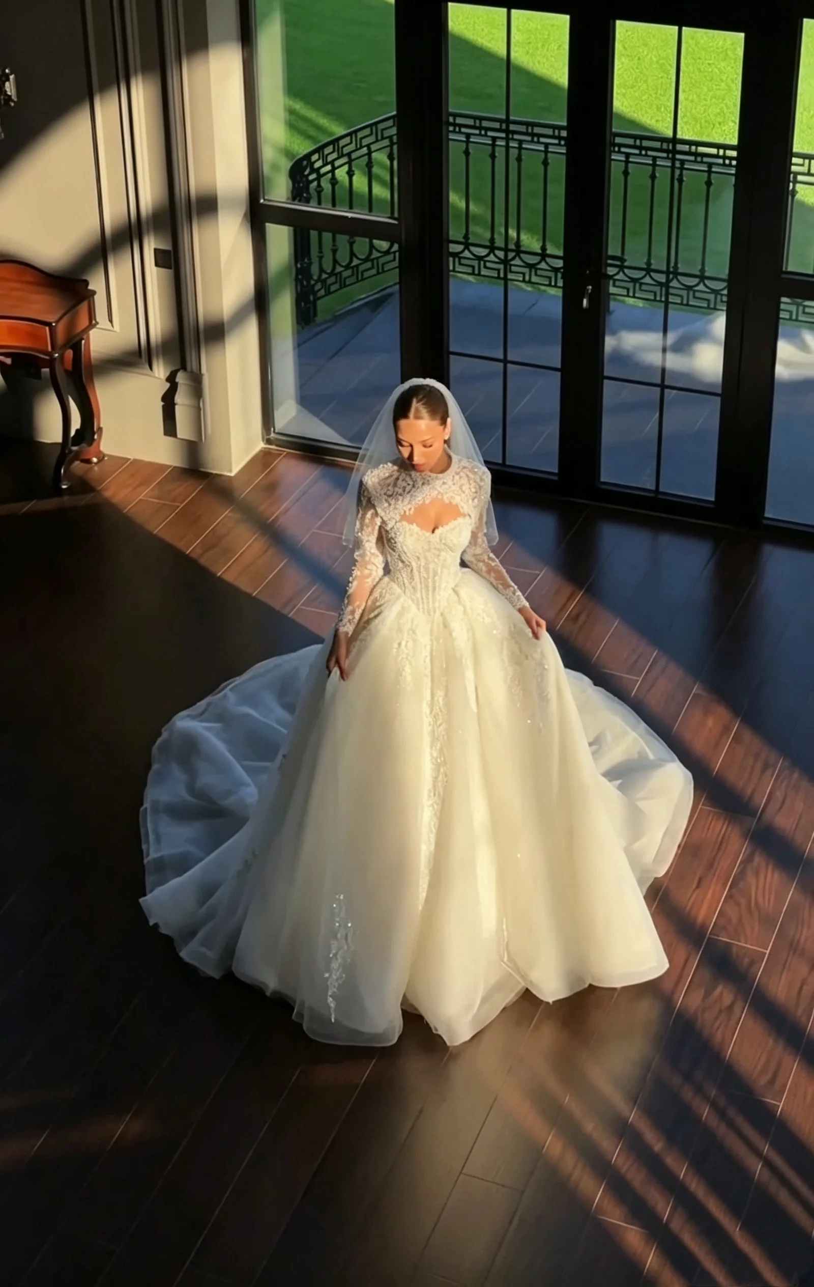 White High Collar Dance President Lace Sleeves Hollow Sweetheart Sparkling Tulle Lace Stickers Bridal Dress Customization