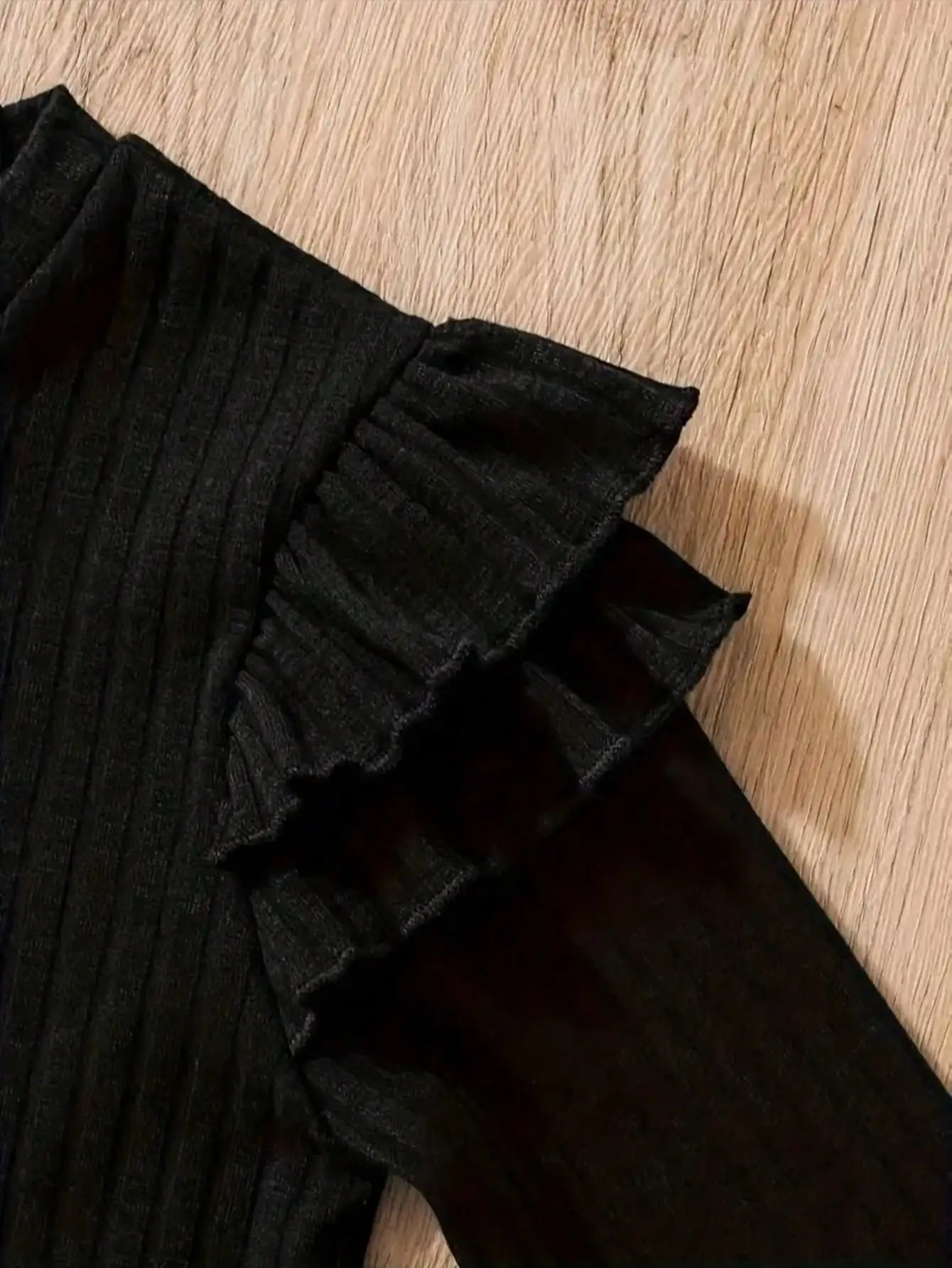 Zweiteiliges Set: Einzigartiges Oberteil mit Rüschenkanten und langen Ärmeln + Twill-Strickrock, beliebter Stil, geeignet für den täglichen Gebrauch und Reisen. – Detail 10