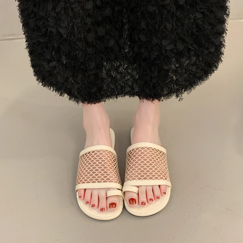 الجوف خارج موضة تو تغطي في الهواء الطلق المرأة أحذية مفتوحة للنساء 2025 جديد الصيف تنفس عادية شقة القاع النعال