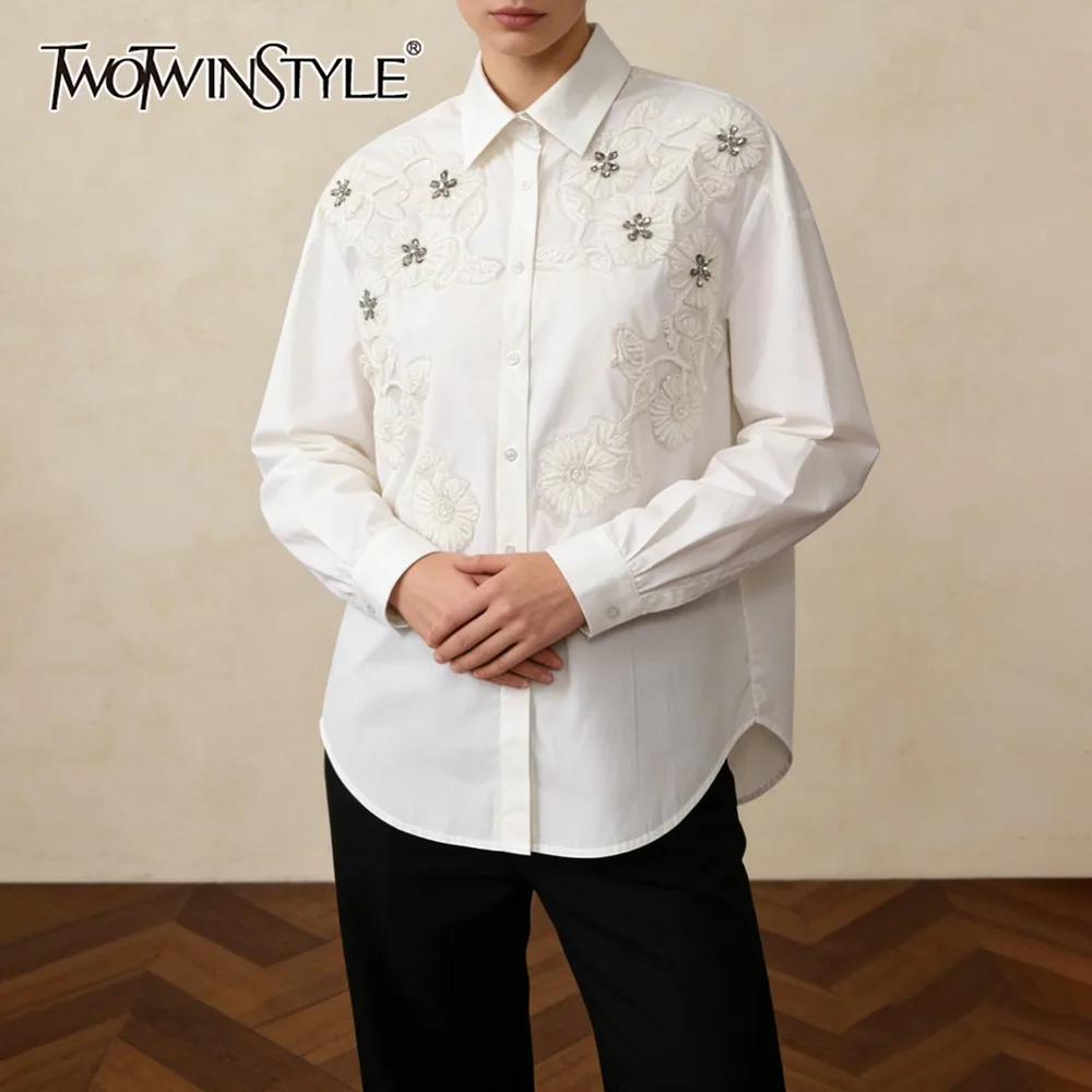 

Женская рубашка TWOTWINSTYLE с вышивкой и вставками, с отложным воротником, длинным рукавом, свободного кроя, во французском стиле, для офиса, осенняя мода, новинка