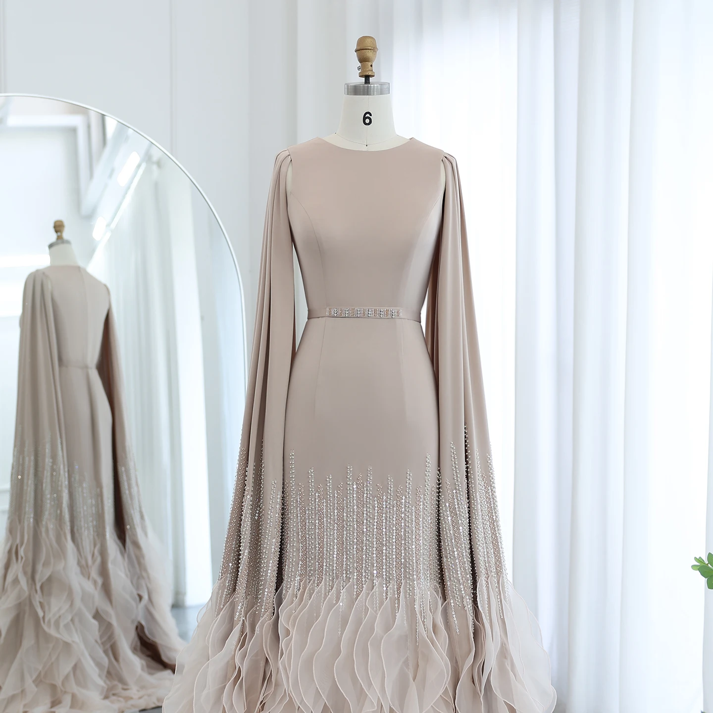 Sharon Said Luxuriöse Meerjungfrauen-Abendkleider in Nude mit Cape-Ärmeln und gestuften Rüschen für arabische Hochzeitsfeiern SS440 Maßanfertigung – Detail 12