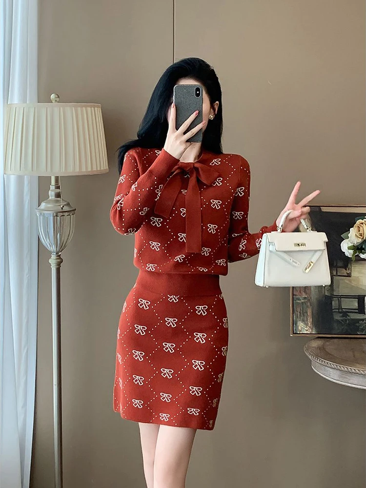 Otoño nuevo arco estampado todo-fósforo manga larga suéter de moda cintura elástica adelgazante A-line Falda corta conjunto de dos piezas