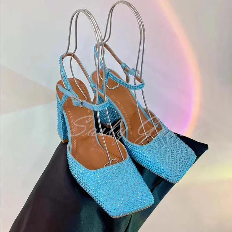 

Женские босоножки с ремешком на щиколотке, однотонные сандалии с квадратным носком и стразами, лето