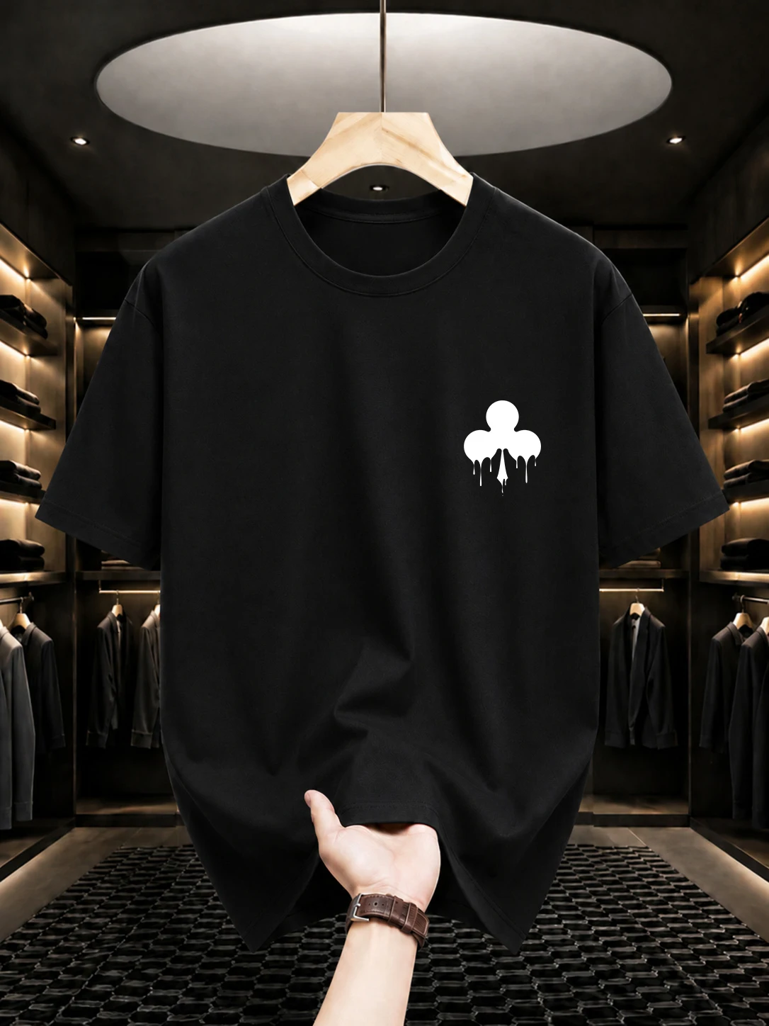 nova-chegada-2026-camiseta-100-algodao-com-estampa-de-simbolo-de-poker-de-clube-com-efeito-de-gotejamento-no-peito-esquerdo-estilo-americano-high-street-gola-redonda-casual-manga-curta