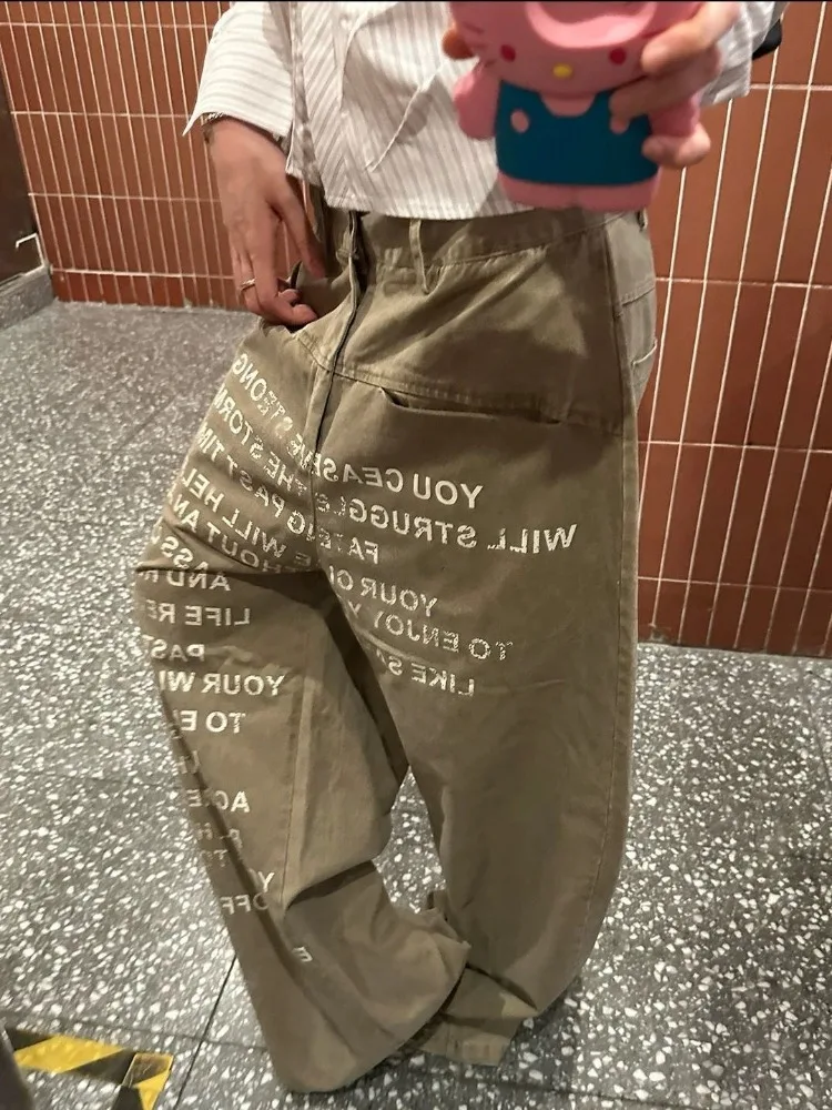 بنطلون جينز نسائي كاكي فضفاض واسع الساق مطبوع عليه حروف للجنسين بنطلون جينز نسائي غير رسمي من قماش الدنيم