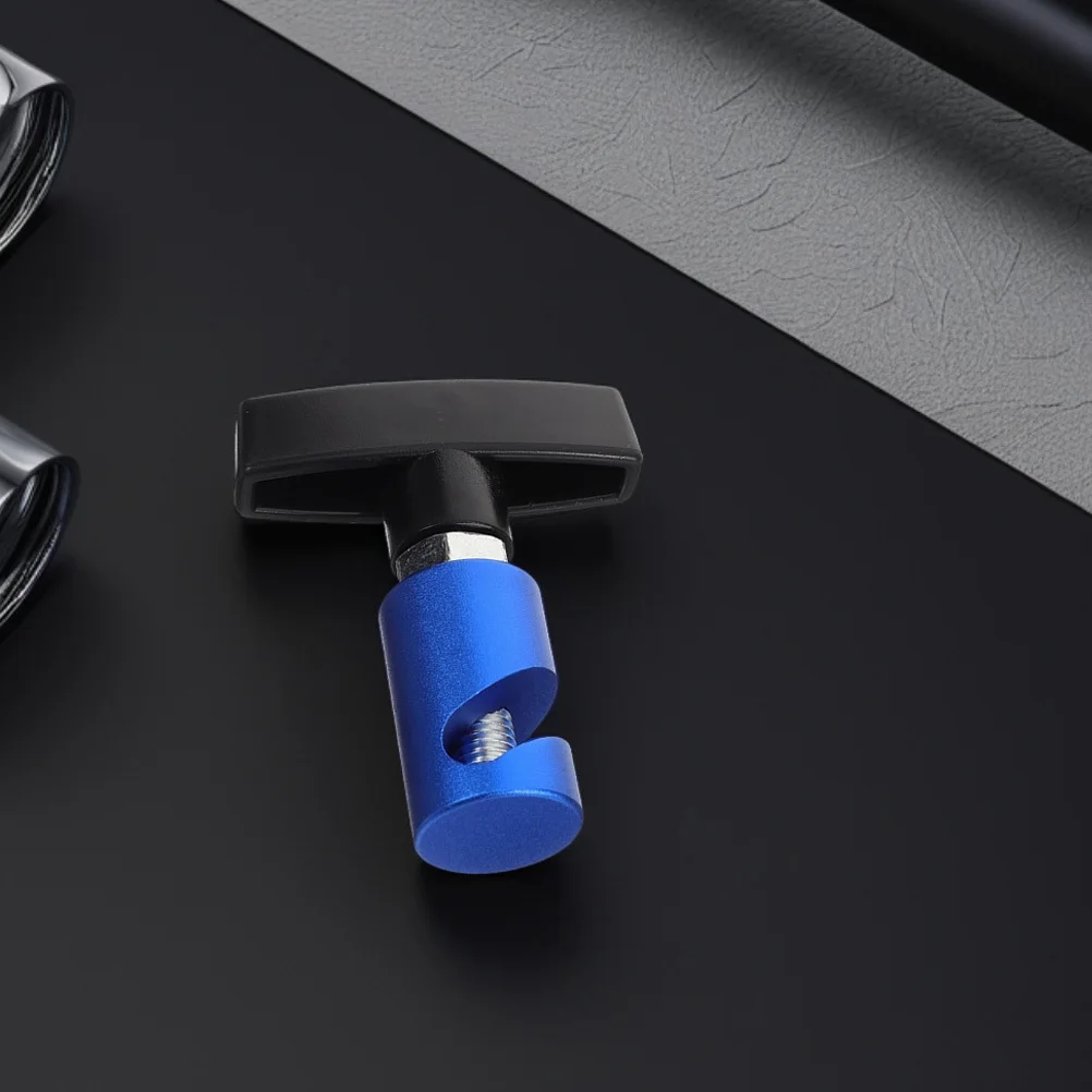 Две зажимные скобы для газомоторов в багажнике