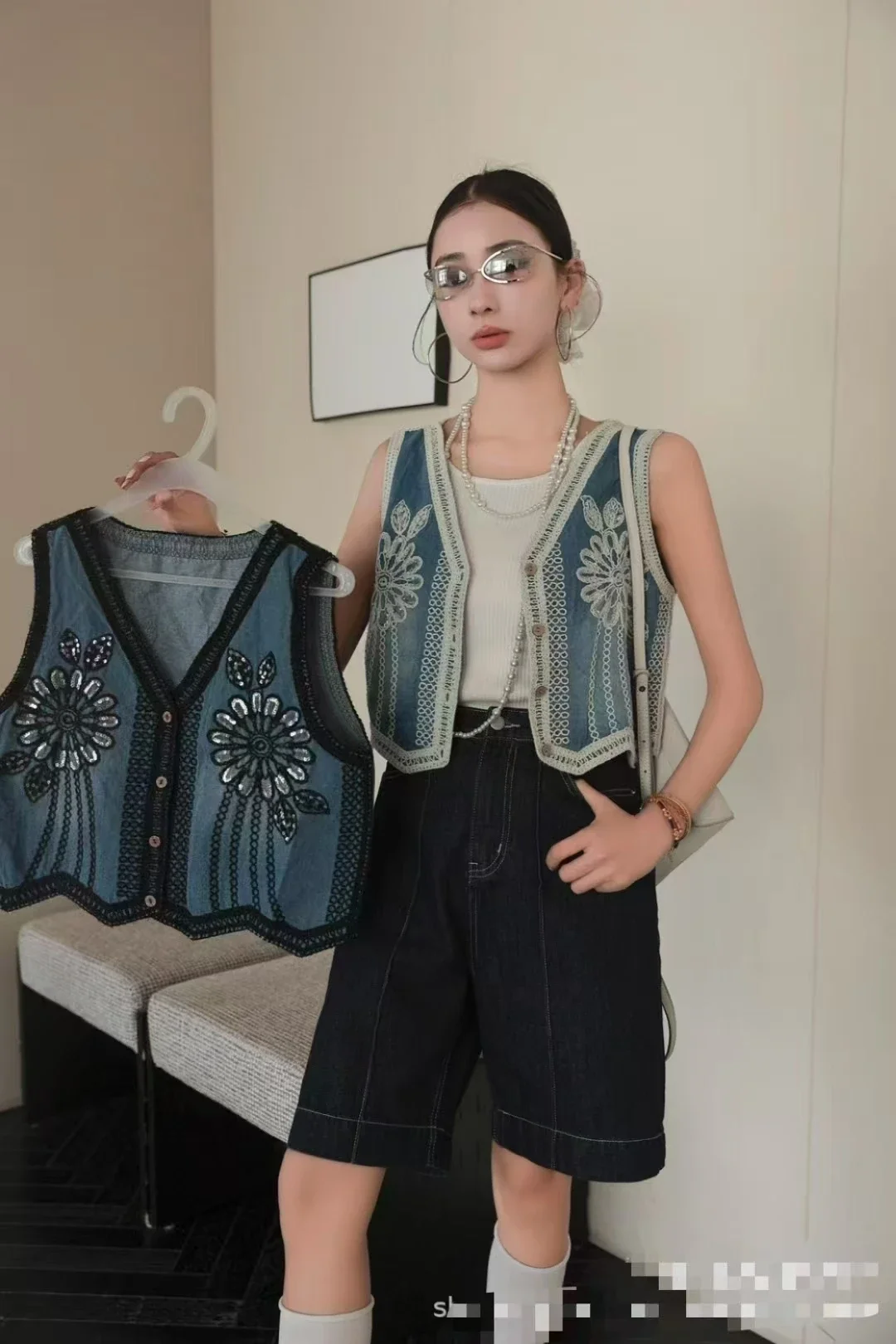 سترة علوية من قماش الدنيم مع زر مطرز بالزهور أسفل رقبة على شكل حرف V بدون أكمام صدرية قصيرة صيفية بوهو شيك للشاطئ