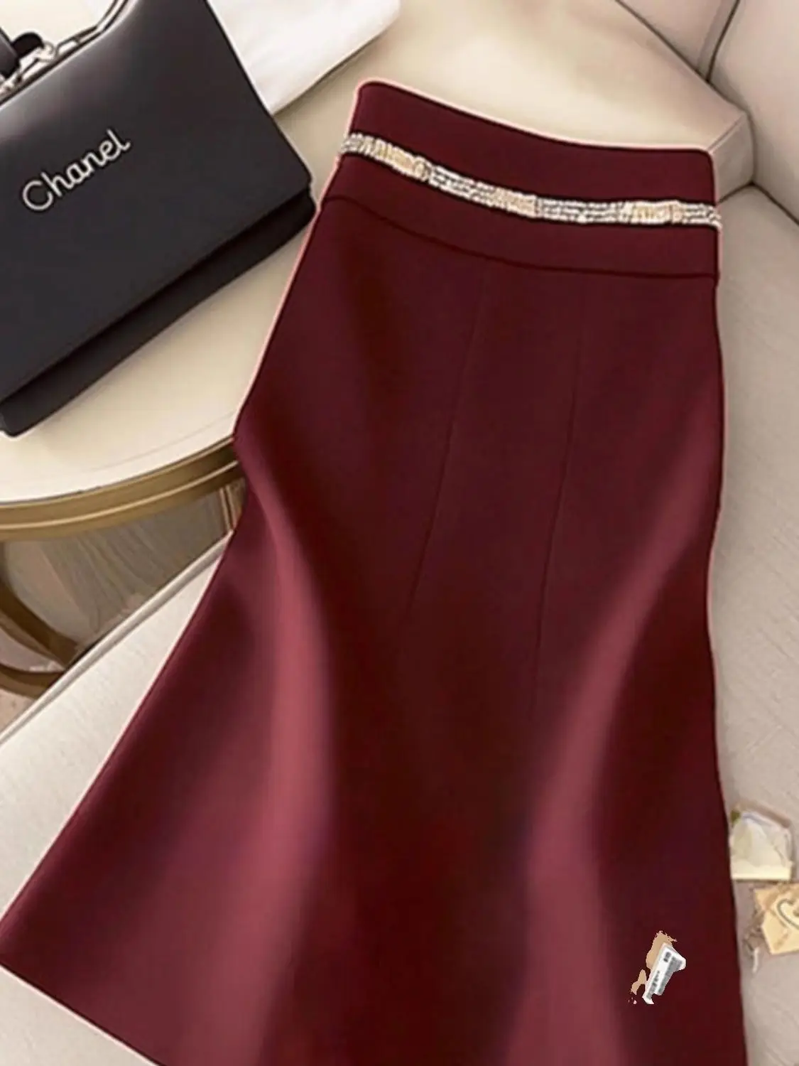 Eleganter roter Midirock, einzigartiges Kettendesign, schwarzer Bodycone-Bleistift, Meerjungfrau, luxuriöses Outfit, Bürodame, Pendeln, trendige Anlässe