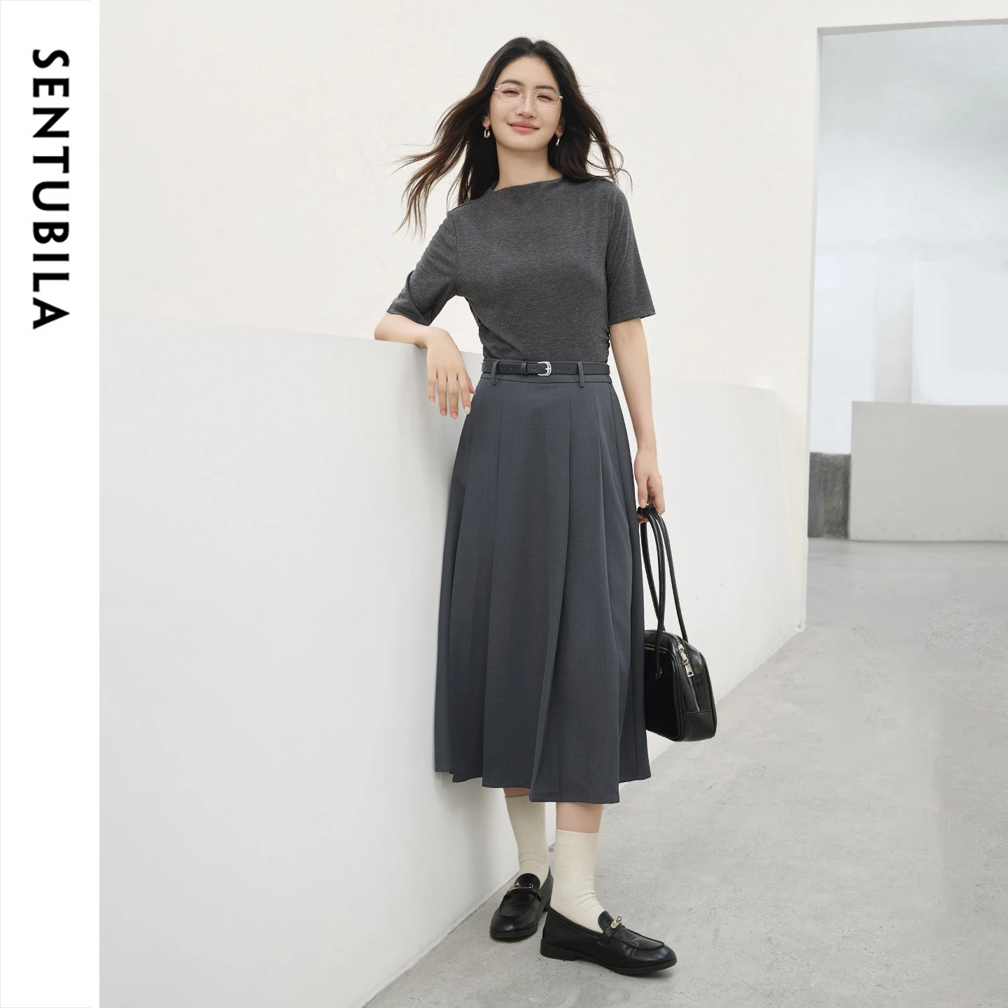 

SENTUBILA Set] Commuter Smart Character Thunder Semi-turtleneck Pleated Skinny Knitted Sweater & Pleated Skirt W63ZC8053