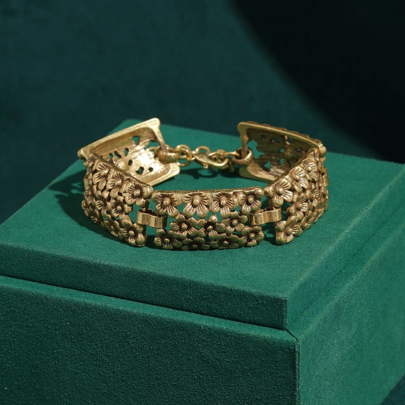 

Antique Gold Plated Engraved Flower Bracelet Chiain Vintage Charm Retro Jewelry Luxury Ladies 2026 Photograph Accessories Trend