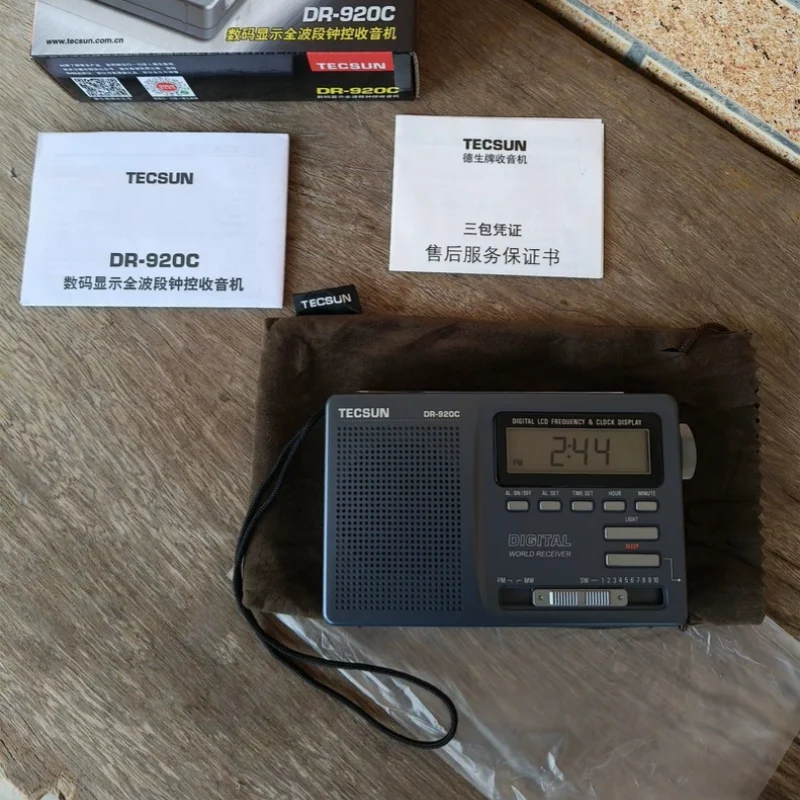 

Портативное вседиапазонное радио с цифровой настройкой FM/MW/SW, ЖК-дисплеем, функцией таймера, подсветкой и питанием от батареек или постоянного тока.