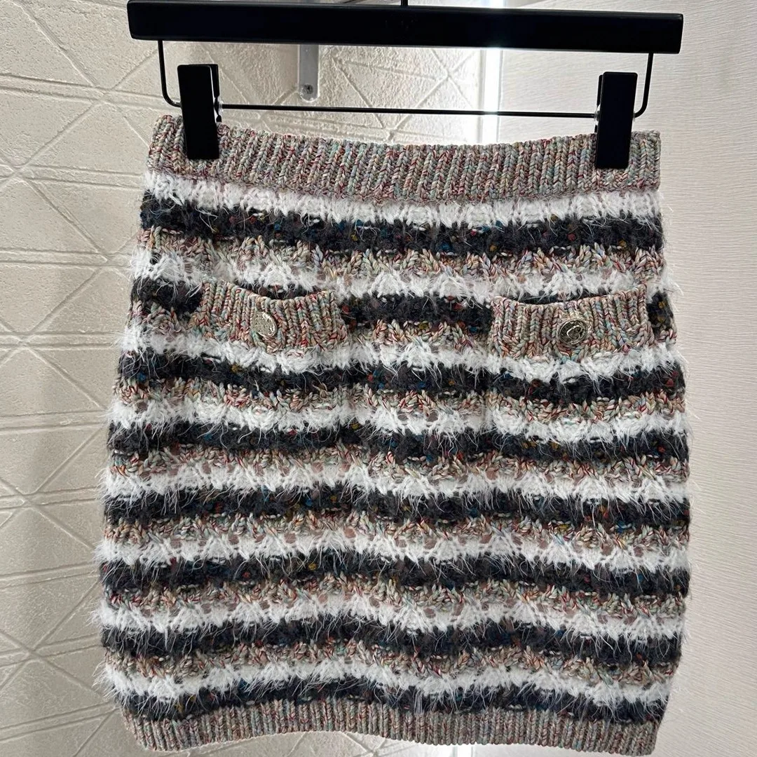 Veste tricotée à rayures contrastées sur le devant, associée à une jupe, nouvelle collection automne