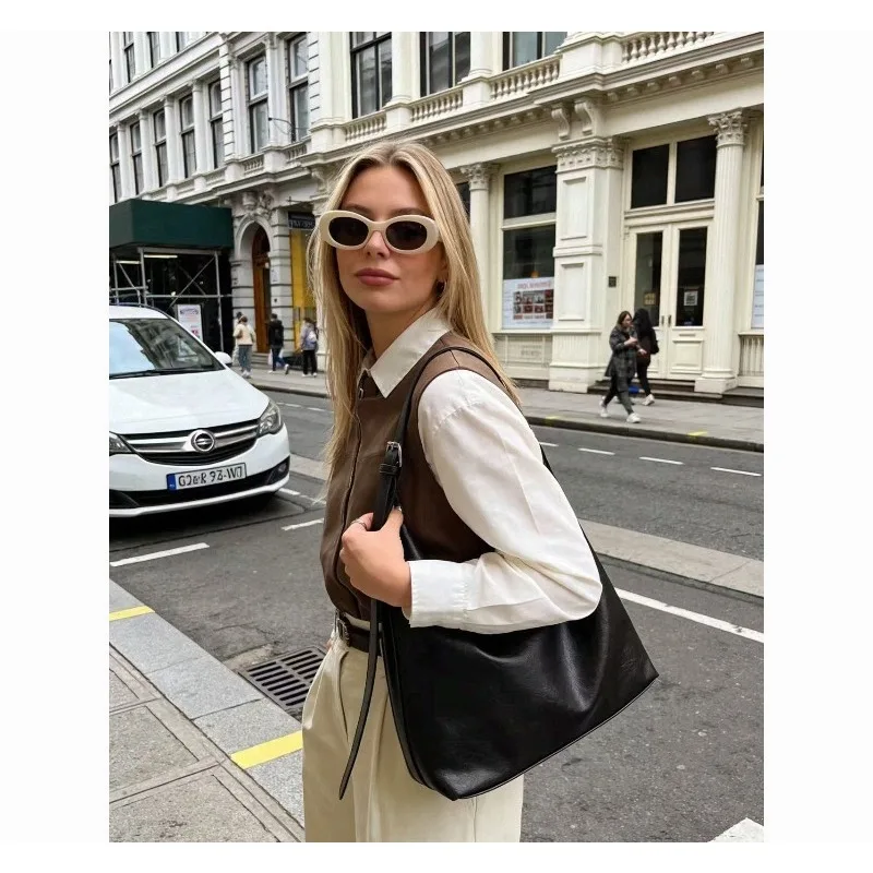 Large capacity commuting new winter popular 2025 solid color simple versatile fashion high sense texture casual single shoulder