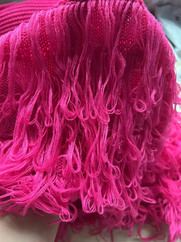 เดรสไหมพรมทรงเข้ารูป แขนกุด คอทรงกลม แต่งพู่ชายกระโปรง สไตล์หรูหรา สำหรับผู้หญิง ฤดูร้อน ปี 2025 เหมาะสำหรับวันหยุดพักผ่อน ชายหาด ปาร์ตี้ และงานสังสรรค์