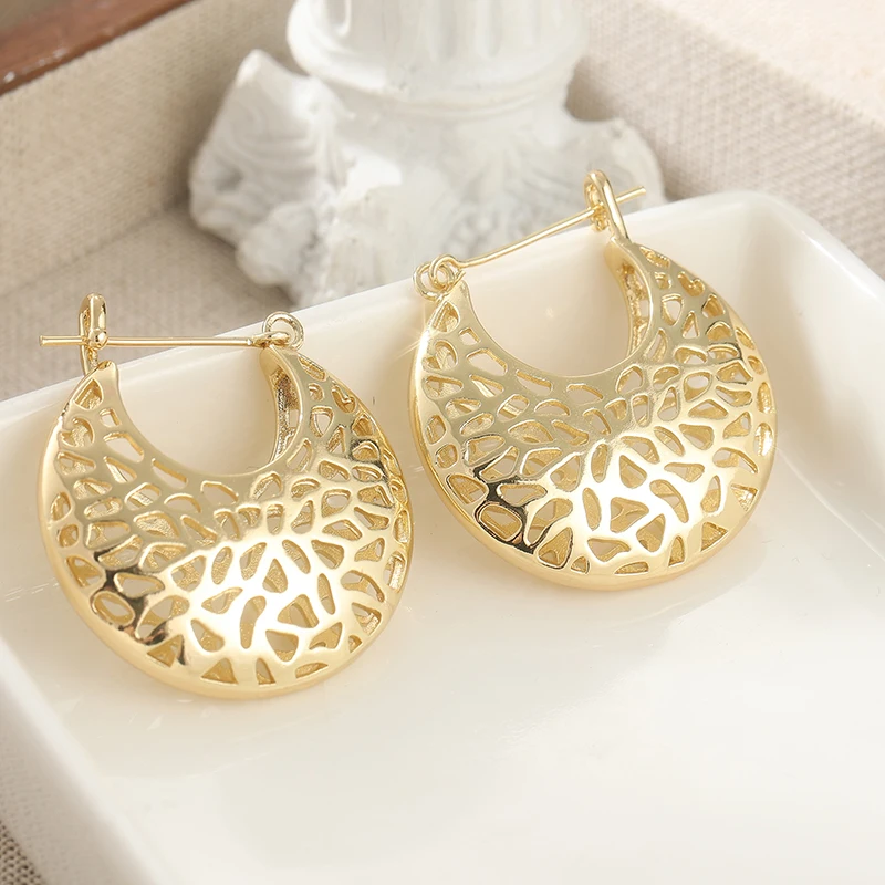 Anmutige, hohl geschnitzte Creolen für Damen, temperamentvoller Schmuck für Verlobungszeremonie, Party, Charm-Accessoires, Geschenk.