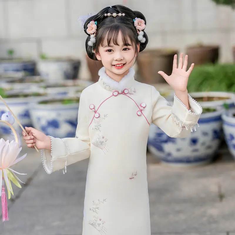 Robe chapel-pao beige pour filles, col mandarin souriant, manchette perlée, conception d'ourlet, broderie Qipao, Cheongsam Hanfu pour enfants, hiver, automne