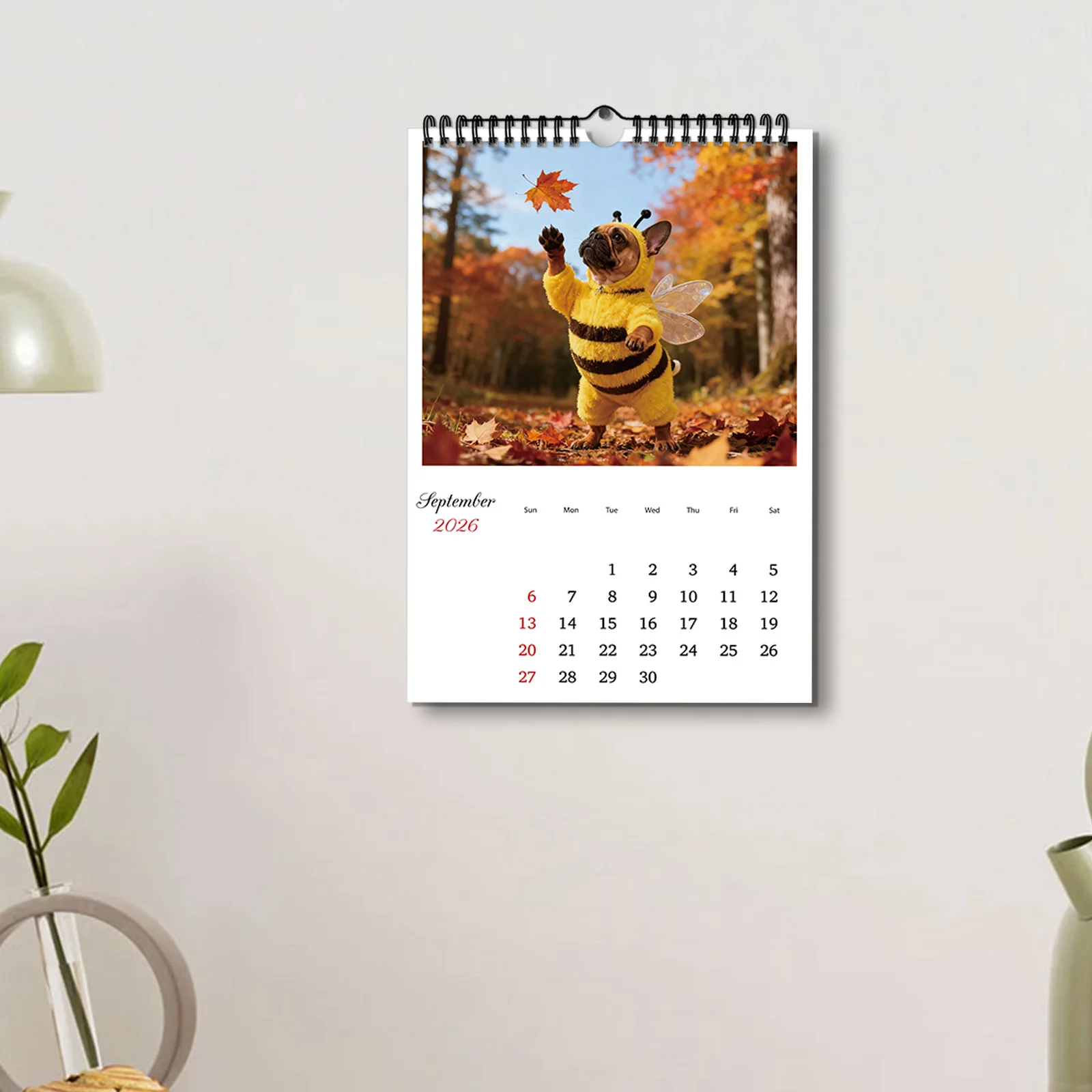 ปฏิทินสุนัขน่ารักธีมผึ้ง 1 ชิ้น ปี 2026 เหมาะสำหรับตกแต่งบ้านของคนรักสัตว์เลี้ยง ทำเป็นของขวัญธีมสัตว์เลี้ยงที่นุ่มนวลและน่ารัก